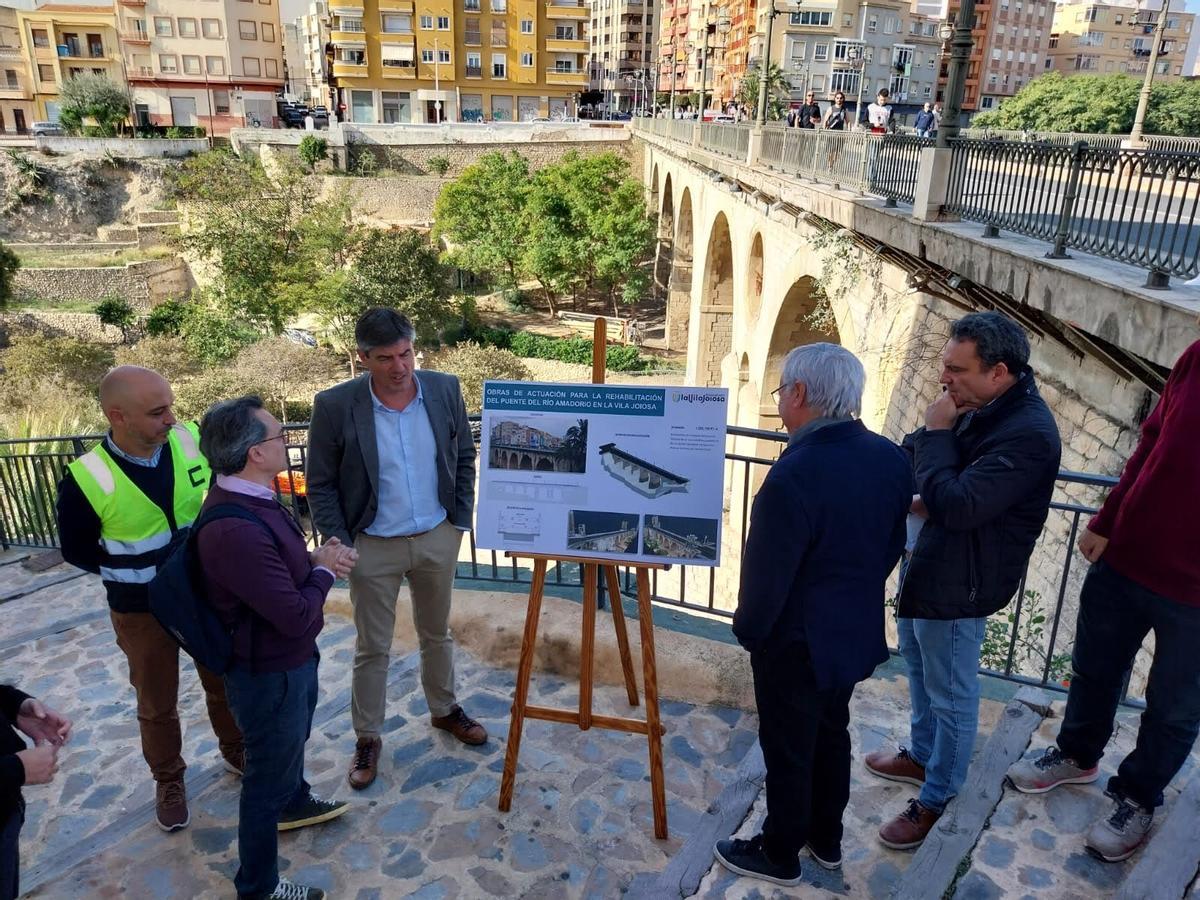 El alcalde junto al concejal y técnicos al lado del puente de La Vila.