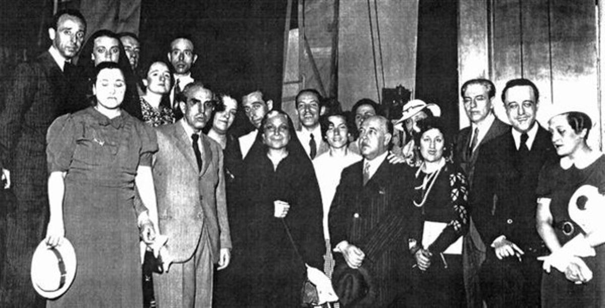 Pahissa, primero por la izquierda, junto a Margarida Xirgu, de negro, en Argentina tras el estreno de la obra.