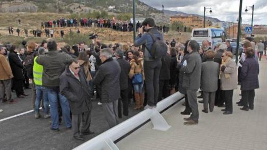 Fabra inaugura los dos nuevos puentes protegido por 50 policías