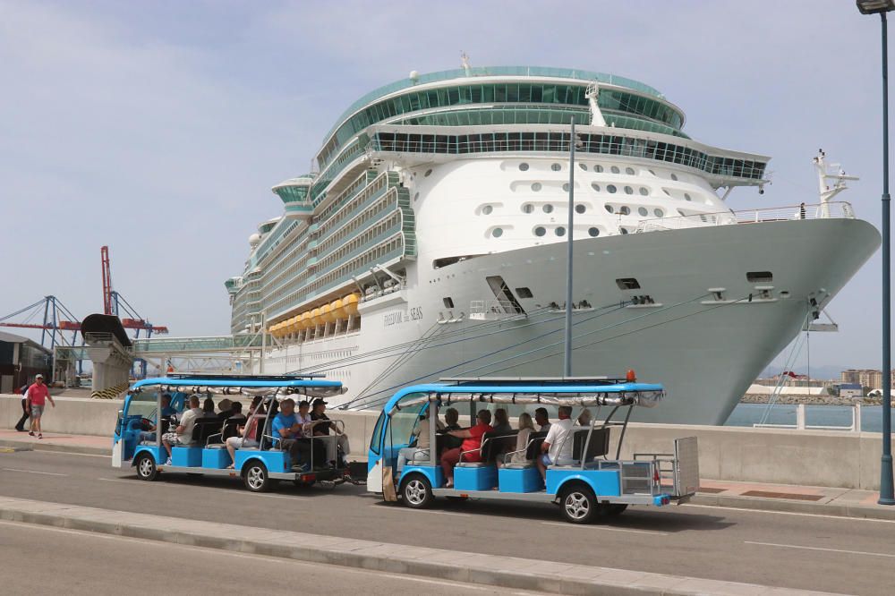 El lujoso interior del buque, de la compañía Royal Caribbean, que ha hecho escala en el puerto de Málaga