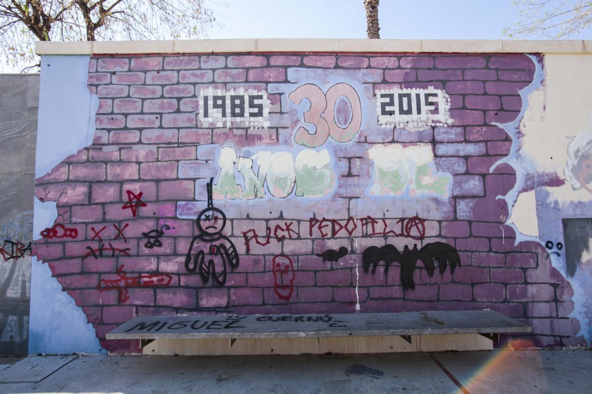 Un grafiti frente al IES Prado mayor, en Totana, en el que se puede leer ‘Fuck pedofilia’, fotografiado este martes.