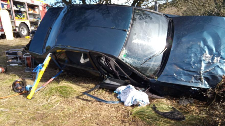 Rescatado un conductor que se salió de la carretera en Sayago