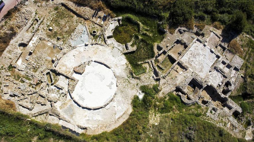 Imagen aérea del mosaico circular («opus teselatum») y de las estructuras de las villas romanas.