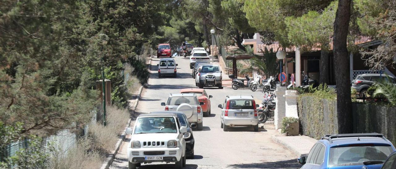 Un coche se para antes de sortear uno de los enormes baches del acceso a es Copinar.