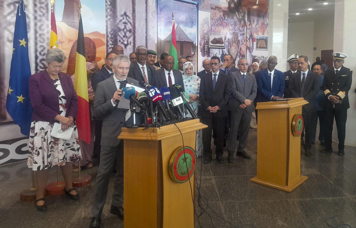 El ministro del Interior español, Fernando Grande-Marlaska, y la comisaria europea del ramo, Ylva Johansson, este jueves en Nuakchot.