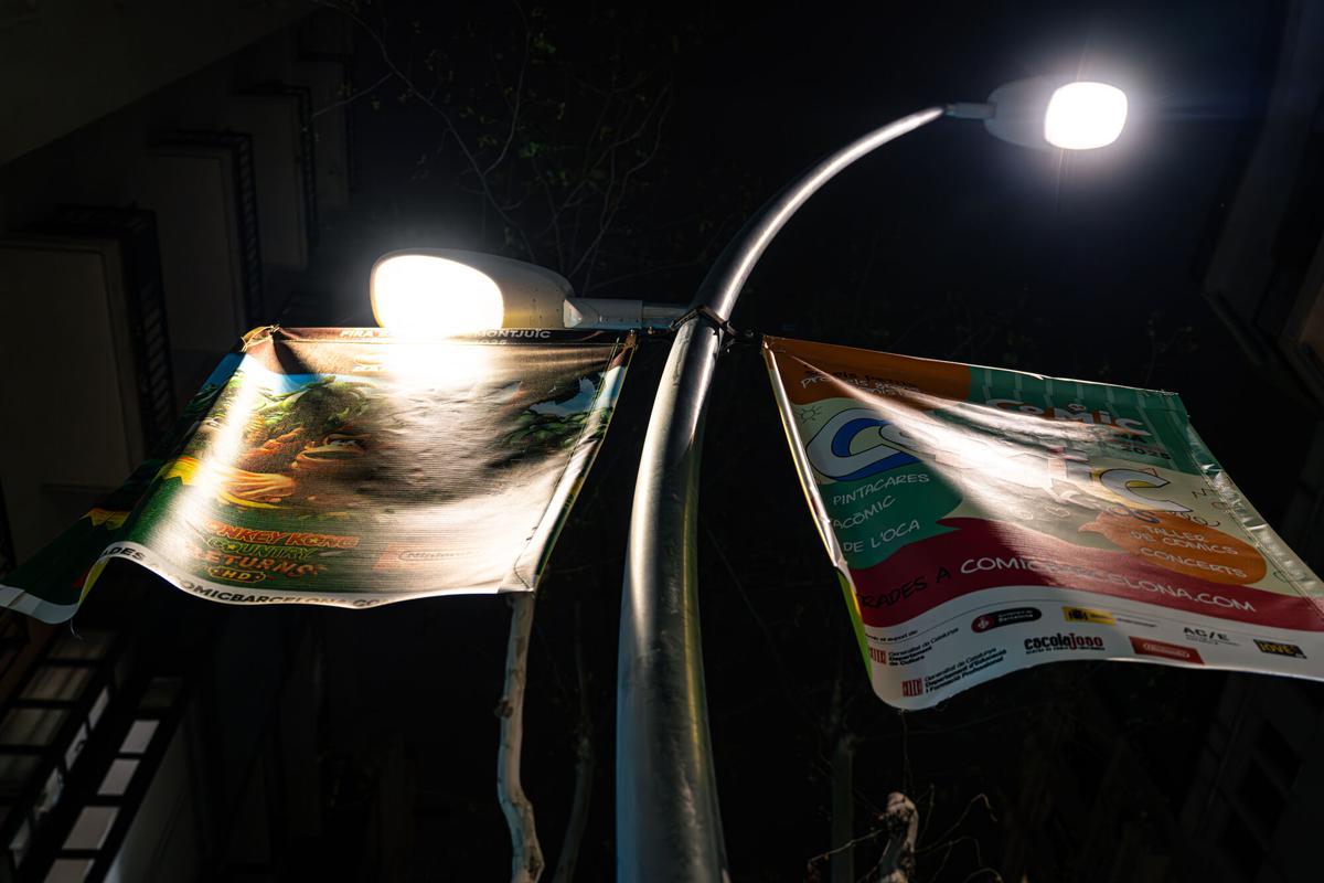 Bacelona 03/04/25 Barcelona. Barcelona está renovando las farolas de la ciudad con un modelo de iluminación que prioriza la luz blanca en lugar de la amarilla. Necesitamos imágenes de estas nuevas farolas que se han instalado recientemente Consell de Cent (entre Nàpols y Sicília). Luz blanca, nuevas farolas. AUTOR: MANU MITRU