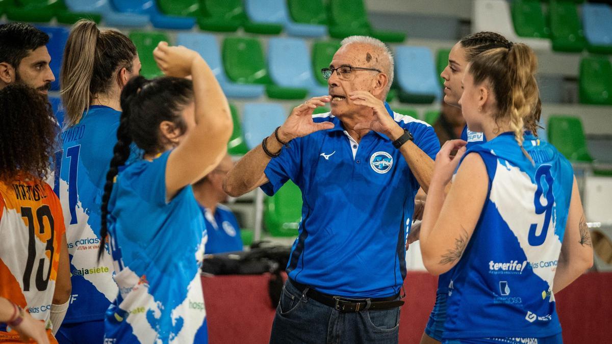 Francis Hernández da instrucciones a sus jugadoras durante un partido