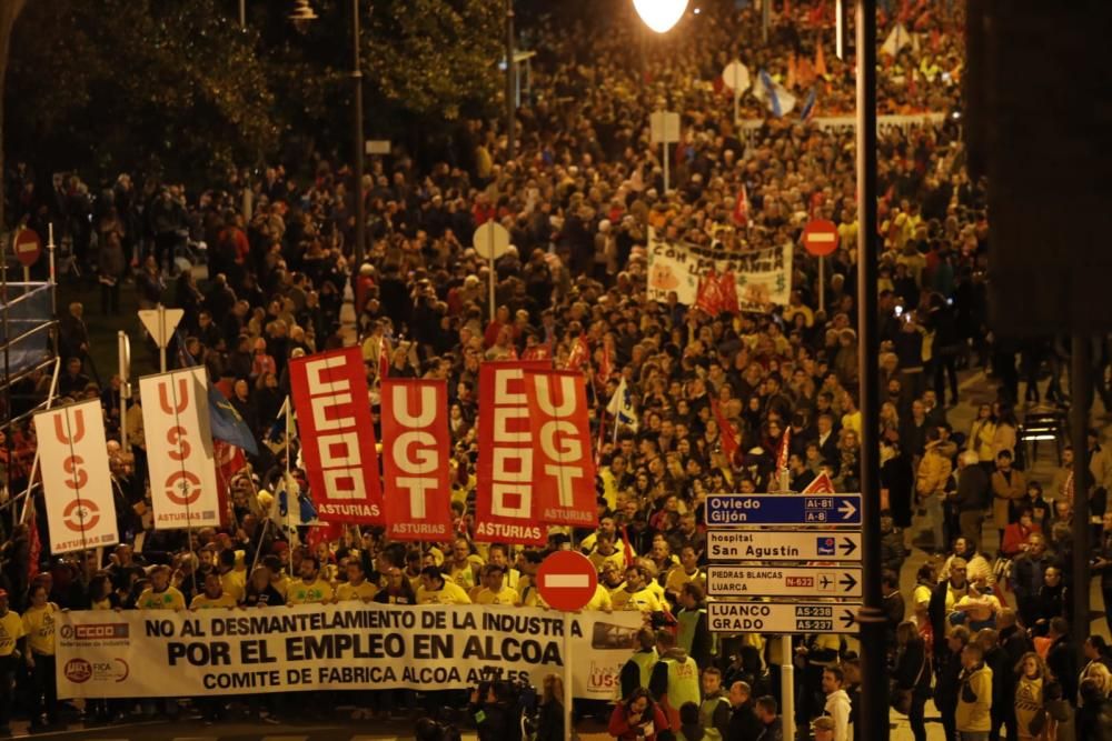 Multitudinaria marcha de "Alcoa no se cierra" en Avilés