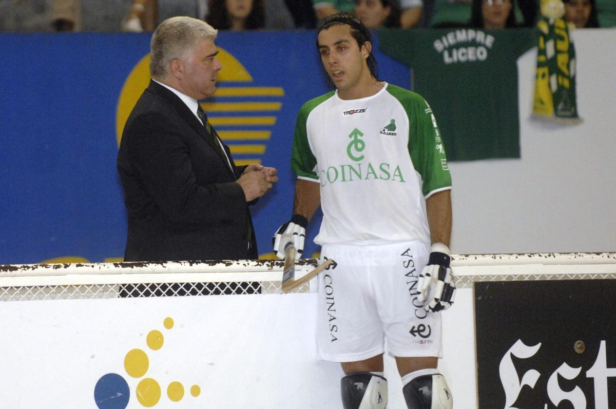 José Querido da instrucciones a Reinaldo García durante un partido del Liceo.