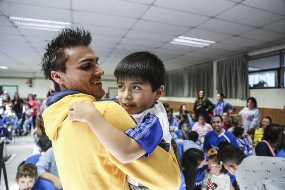 Los jugadores del Real Oviedo Valera y Vila visitan el colegio de educación especial de Latores