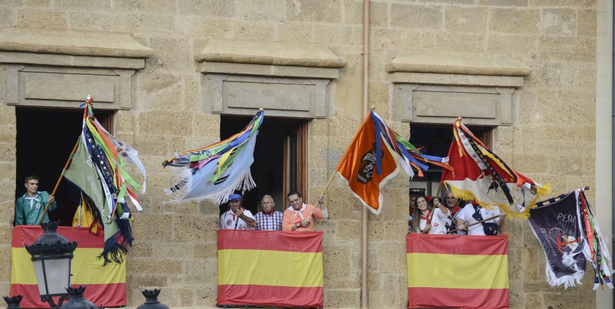 Representantes de las Peñas del Toro Enmaromado el pasado mes de junio, el día de inauguración de las fiestas, en el balcón de la Casa Consistorial de la Plaza Mayor. | J. A. G.