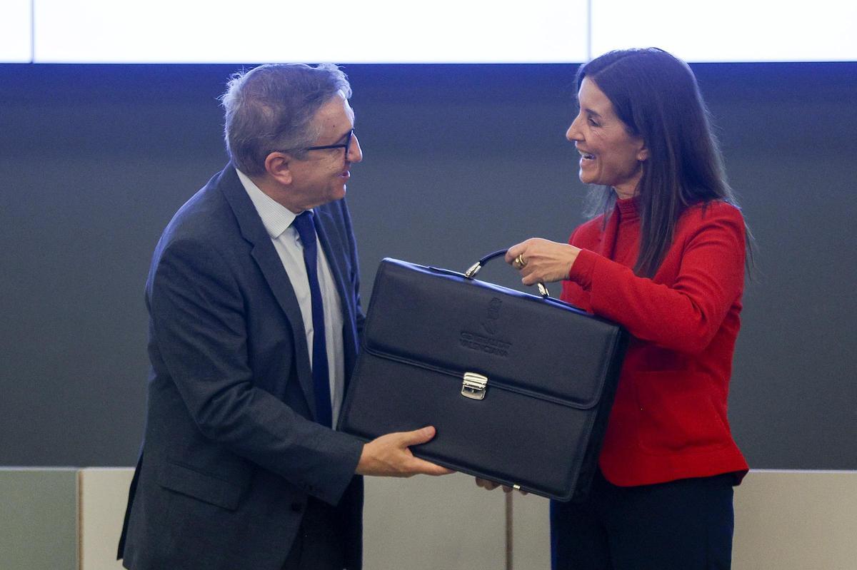 El conseller de Hacienda, José Antonio Rovira, recibe la cartera de la exconsellera Ruth Merino