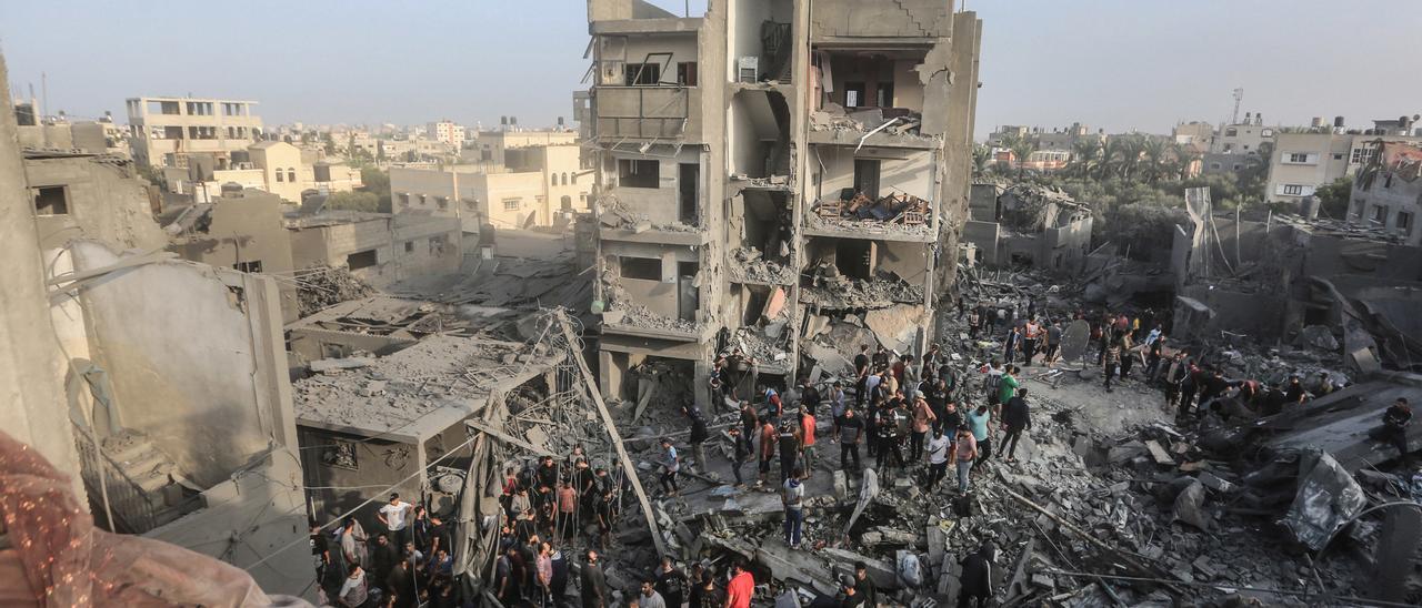 Archivo - Imagen de archivo de los escombros tras un bombardeo contra el campo de refugiados de Maghazi en Gaza.