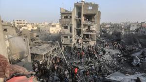 Archivo - Imagen de archivo de los escombros tras un bombardeo contra el campo de refugiados de Maghazi en Gaza.