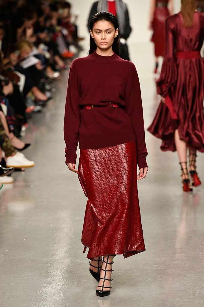 Nuevas tendencias de pasarela: el look falda + jersey - Woman