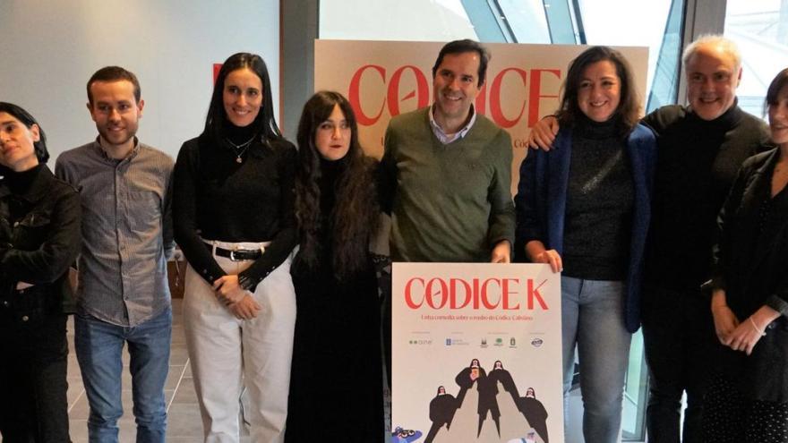 Elenco de la obra ‘Códice K’ junto a Jacobo Sutil, director de Agadic (sexto porla izquierda) en el Museo das Peregrinacións. / jesús prieto