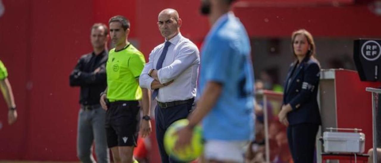 Paco Jémez observa el partido desde su área técnica. | LL