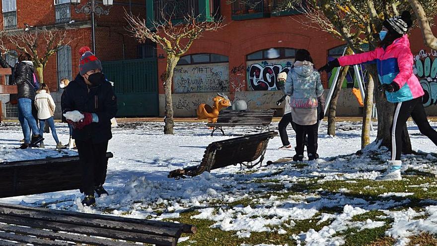 Grupos de niños jugando con bolas de nieve en la Mota. | E. P.