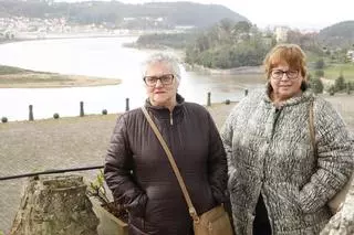 Las "paisanas de la angula" llegaron para quedarse: la historia de las dos únicas mujeres que recogen "oro blanco" en Soto del Barco