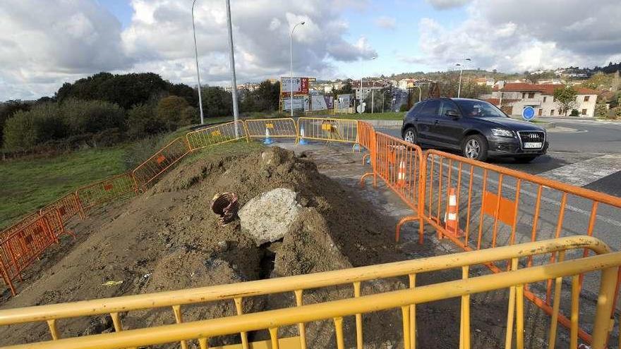 La empresa colocó vallas para evitar incidentes en el tráfico de la avenida Xosé Cuíña. // Bernabé/Javier Lalín