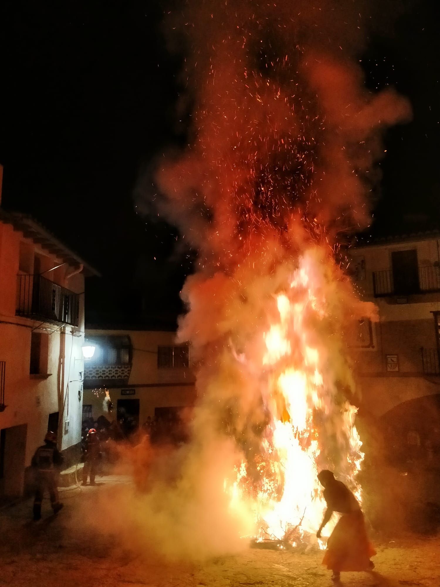 Las imágenes de la fiesta más rara de Sant Antoni en la Todolella, en octubre