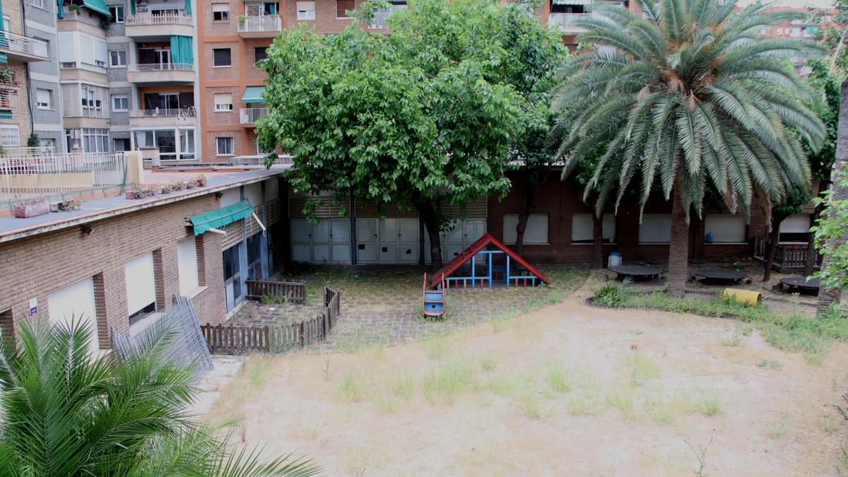 Patio del centro Pere Calafell, que acogerá una nueva 'escola bressol' municipal el curso 23-24.