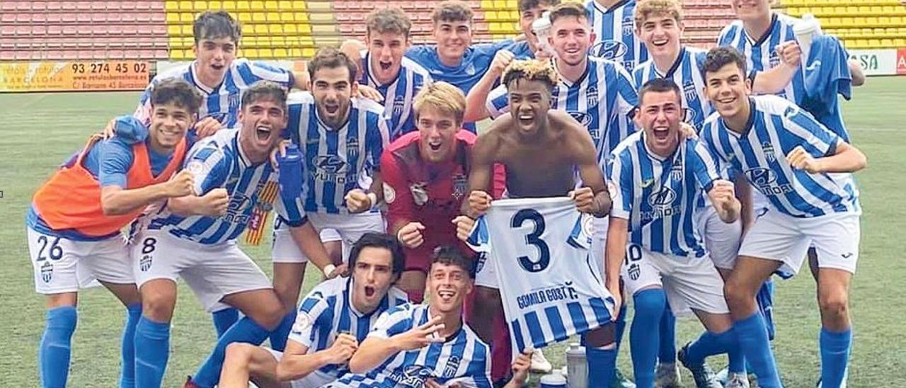 La plantilla del Atlético Baleares juvenil celebra el triunfo ante el Sant Andreu después del partido.