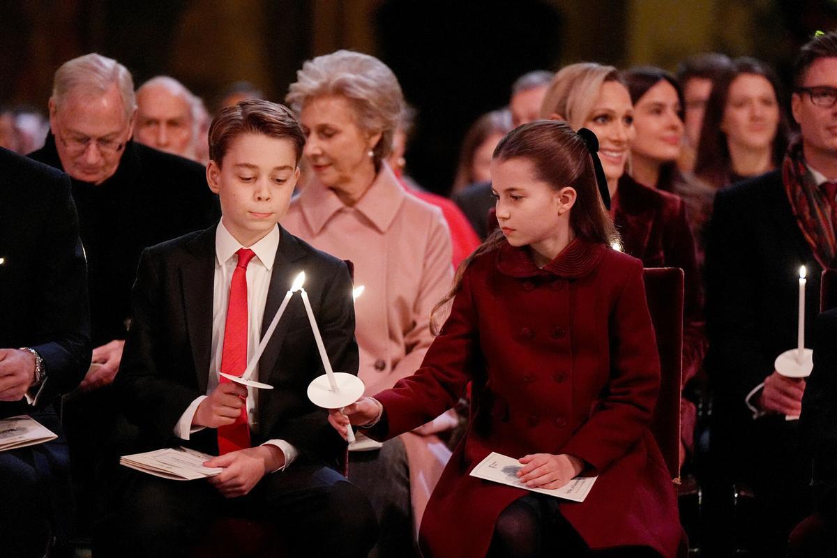 La princesa Charlotte y el príncipe George de Gran Bretaña asisten al servicio de villancicos "Together at Christmas"