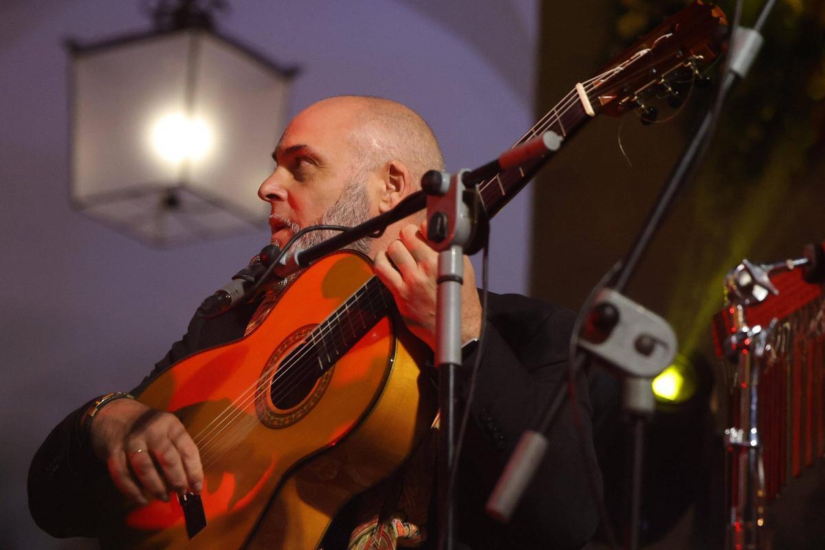 Fotogalería | Así ha sido la multitudinaria Zambombá flamenca en la plaza Mayor de Cáceres