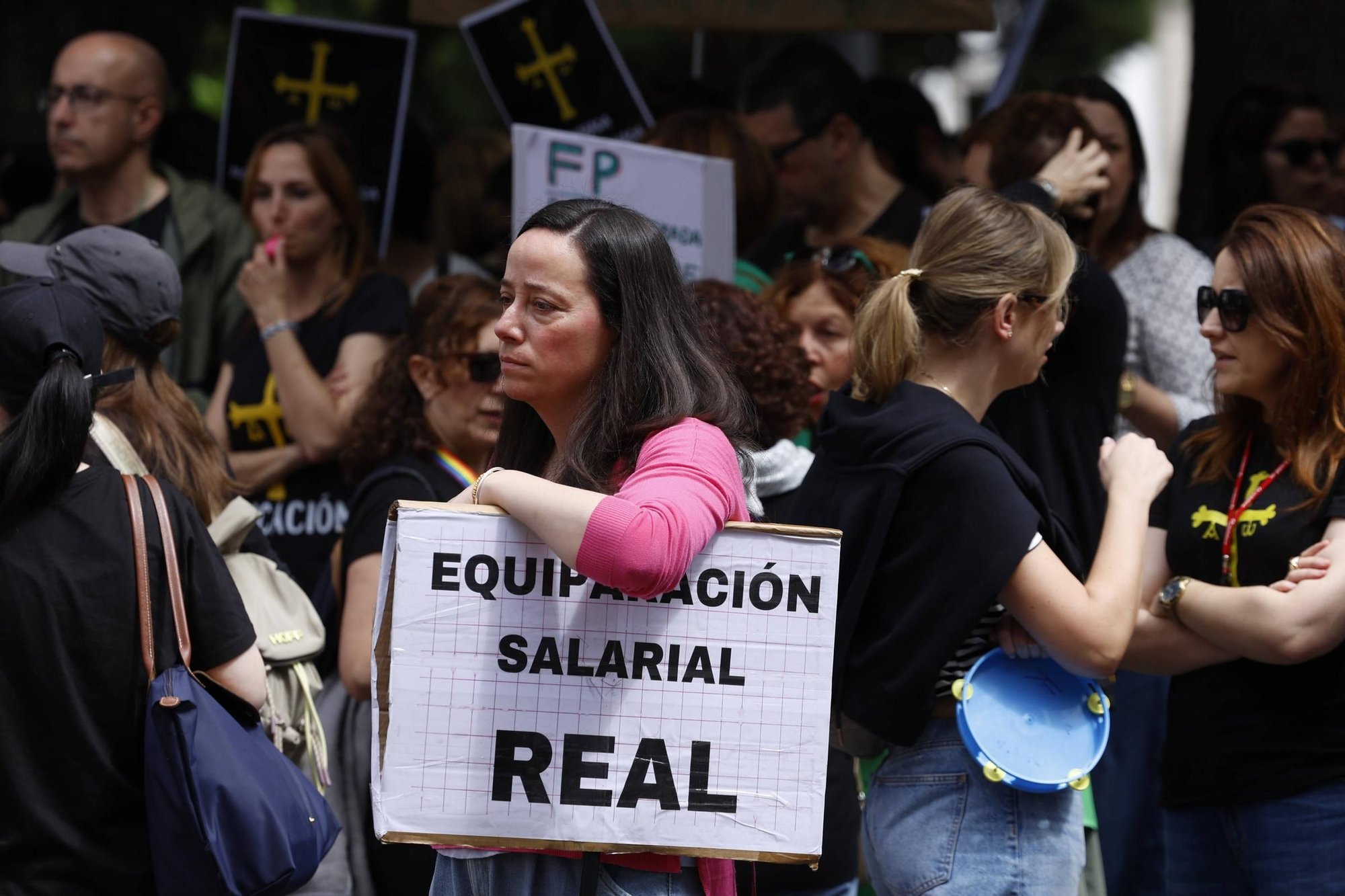 EN IMÁGENES: Cientos de profesores se manifiestan en Oviedo en la cuarta jornada de huelga