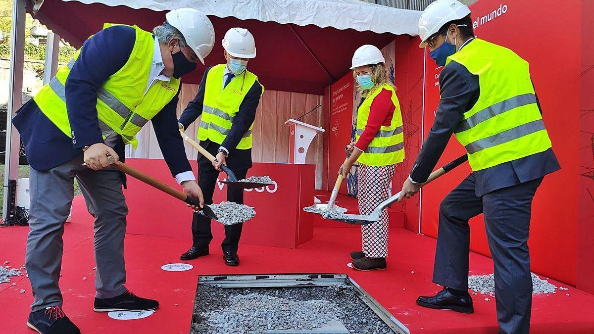 Por la izquierda, Aníbal Vázquez, Miguel Antoñanzas, Belarmina Díaz y Enrique Fernández entierran la primera piedra de la futura subestación eléctrica de Santa Cruz.