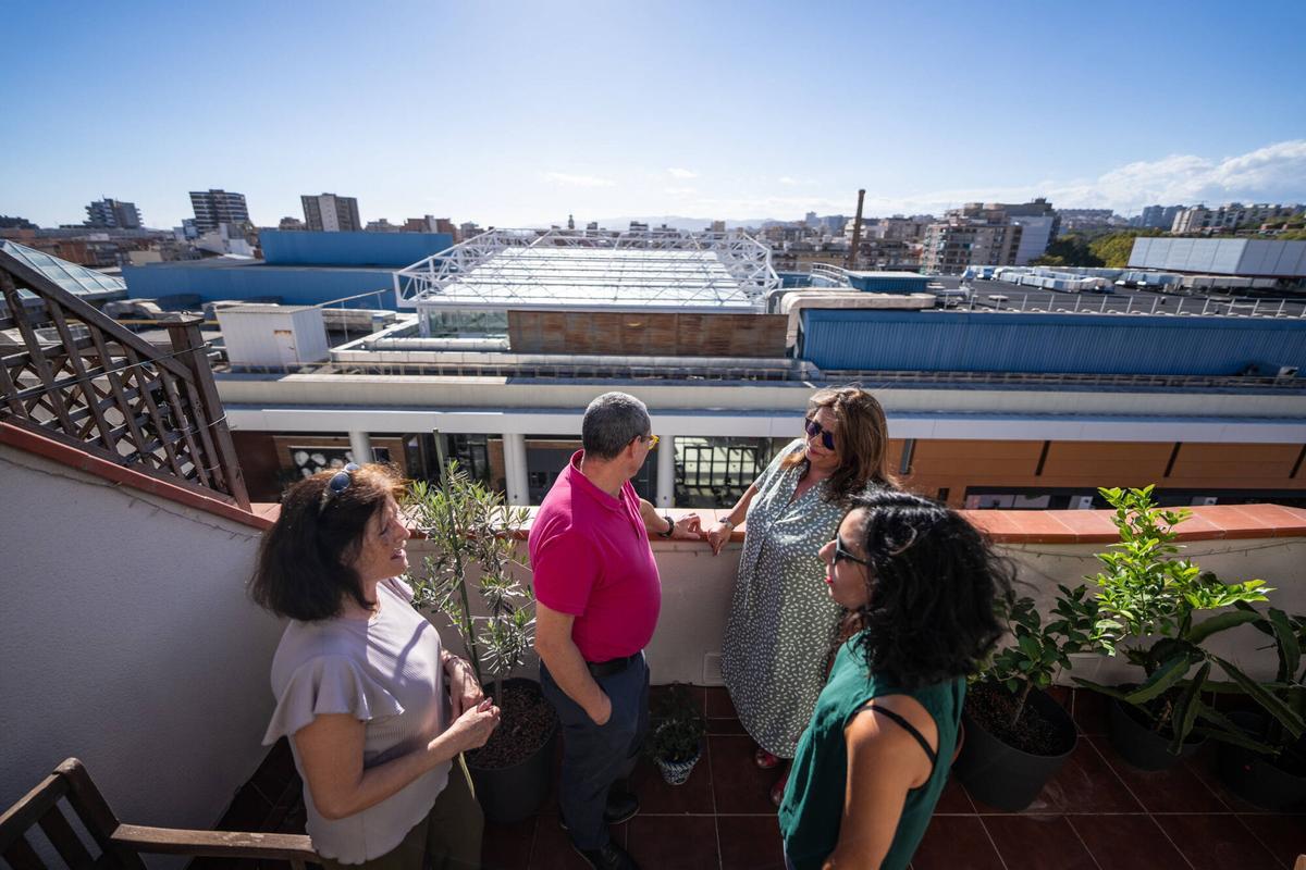 Imagen de archivo de septiembre de 2024 de vecinos frente al centro comercial de La Farga de L'Hospitalet denuncian que causa múltiples molestias por el ruido que genera