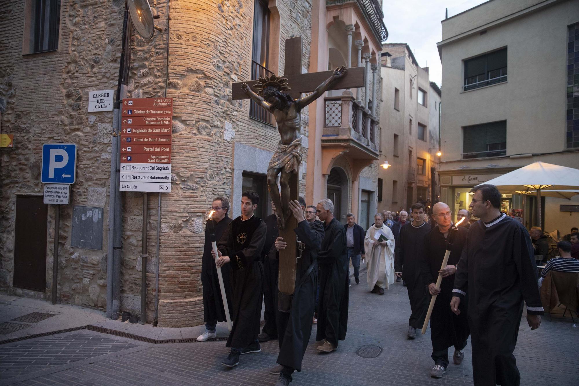 Peralada treu al Sant Crist Negre en processó invocant la pluja