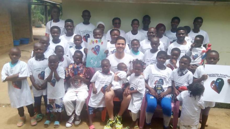 Iván Perchante, rodeado de los niños y los cuidadores del hogar que ha abierto en Obout, Camerún.