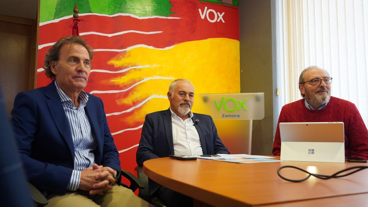 Desde la izquierda, Javier Eguaras, Eugenio Blanco y Fernando Lozano, en la sede de Vox de Zamora