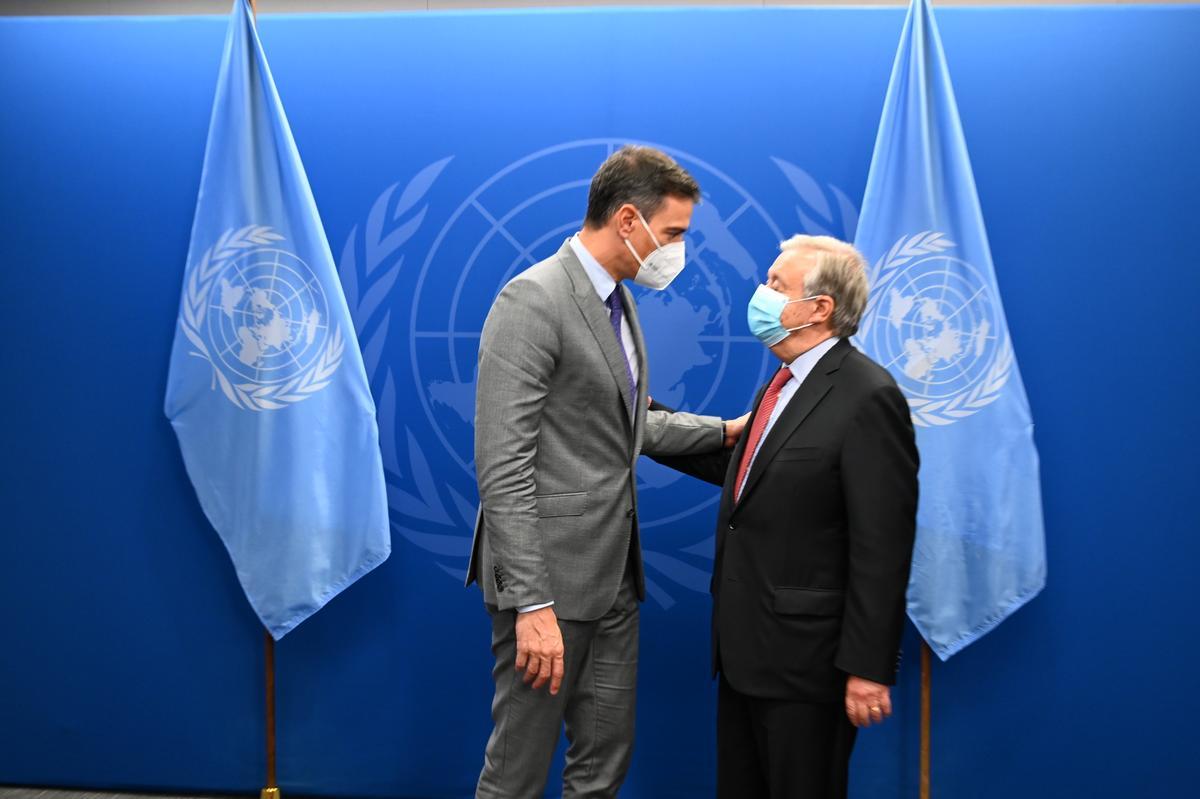 El presidente del Gobierno, Pedro Sánchez, saluda al secretario general de la ONU, el portugués António Guterres, antes de su intervención ante la Asamblea General, este 22 de septiembre de 2021 en Nueva York. 