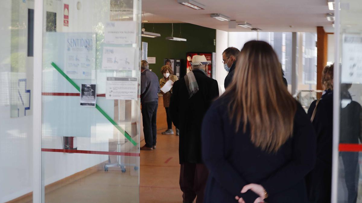 Colas en un centro de salud de Vigo, recientemente