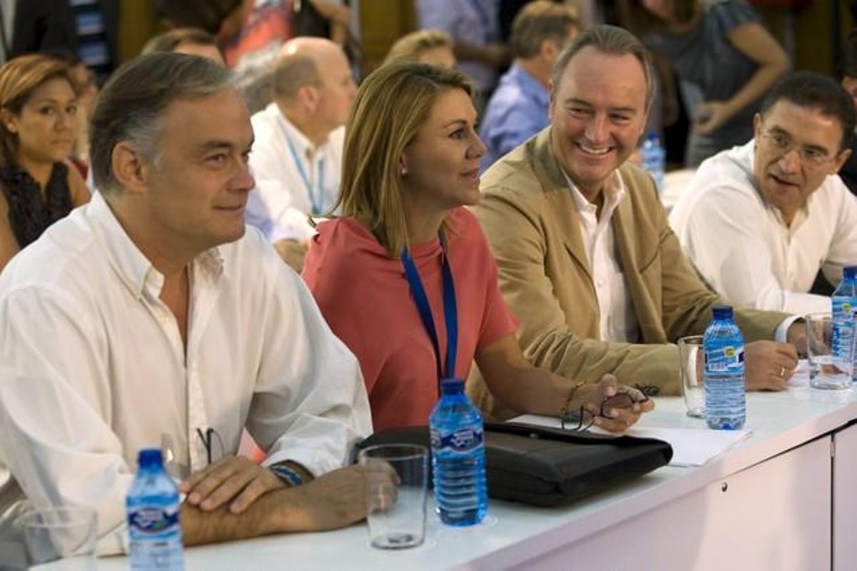 Esteban González Pons, María Dolores de Cospedal, Alberto Fabra i Serafín Castellano, durant la jornada de clausura del curs d’estiu del PP a Gandia. Esteban González Pons, María Dolores de Cospedal, Alberto Fabra i Serafín Castellano, durant la jornada de clausura del curs d’estiu del PP a Gandia.