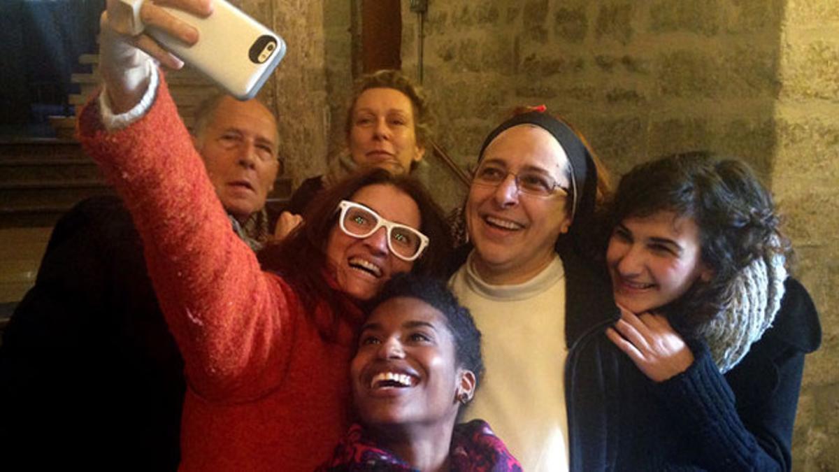 Selfi de las protagonistas de 'Sister Act' con Sor Lucia Caram