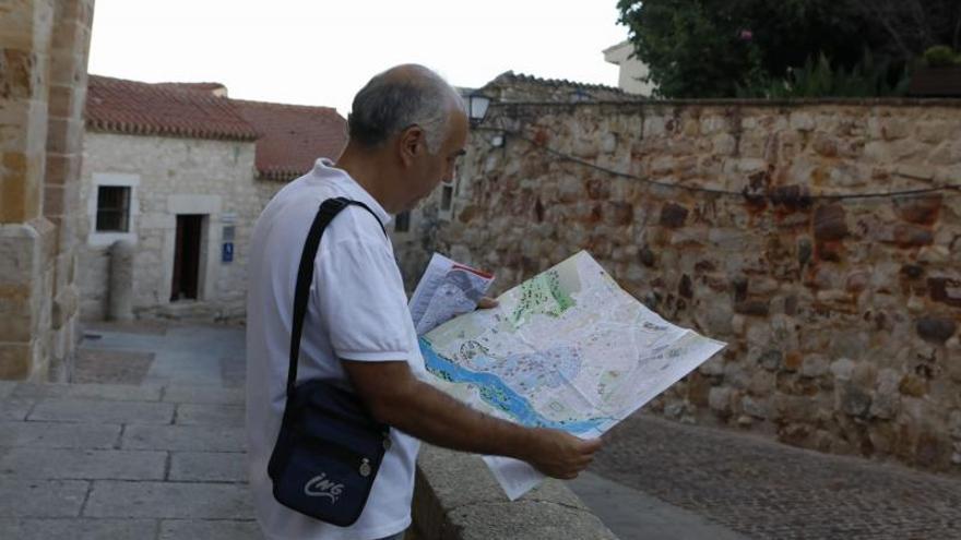 Un turista consulta el mapa de Zamora antes de comenzar su andadura por la ciudad.