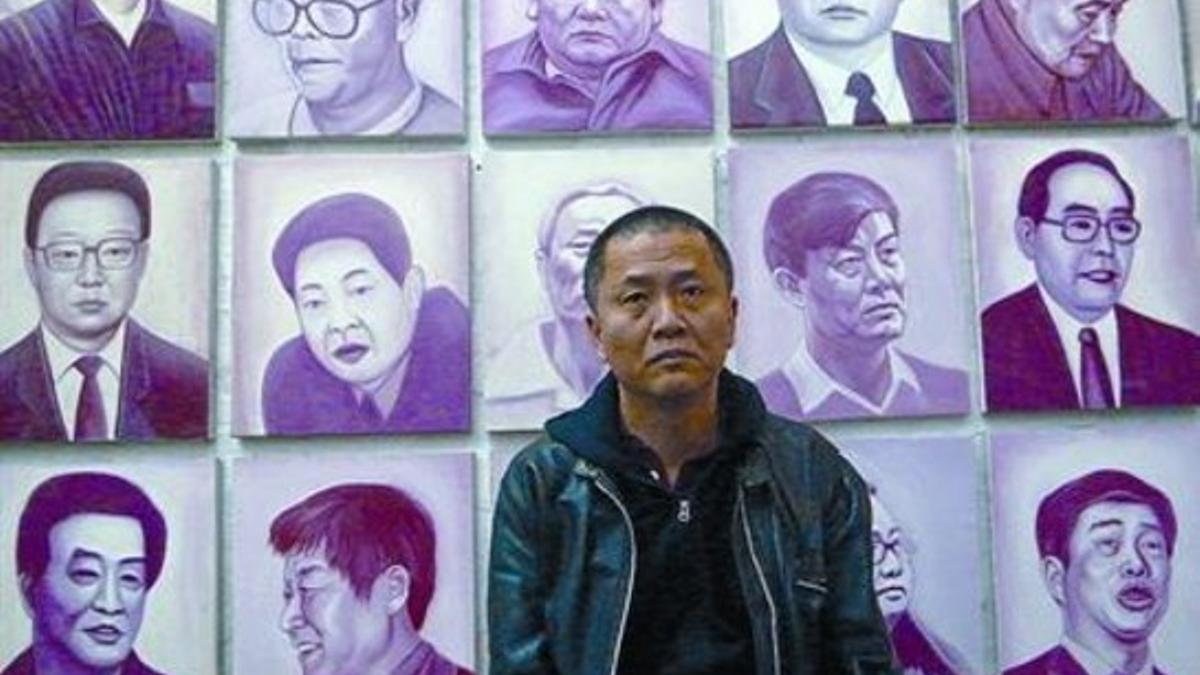 El artista 8 Zhang Bingjian, junto a los retratos de los funcionarios condenados por corrupción.