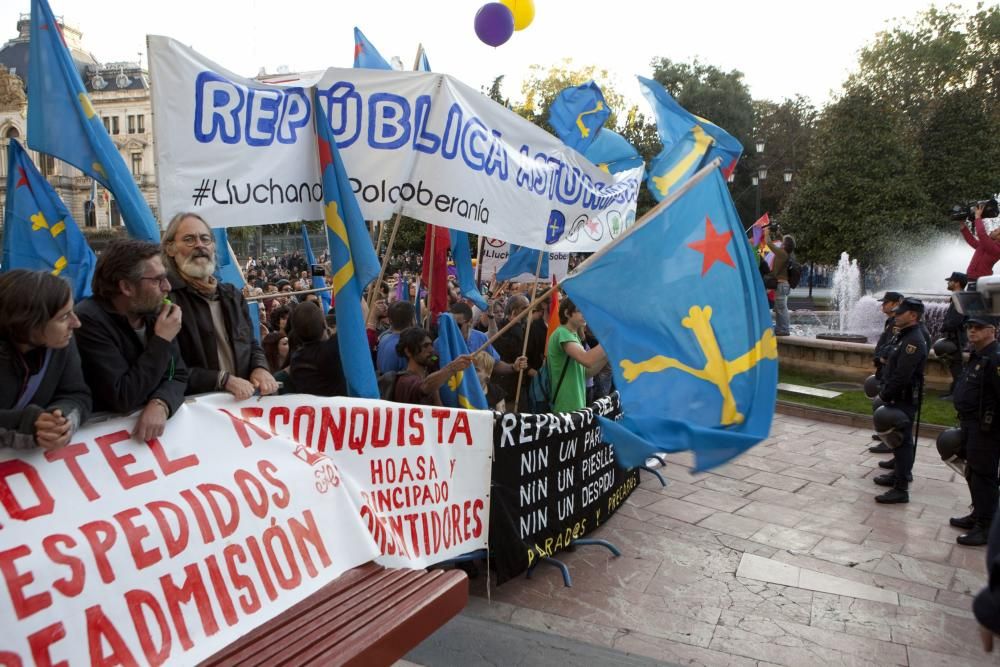 Ambiente en la calle durante la entrada a los premios y concentración antimonarquía