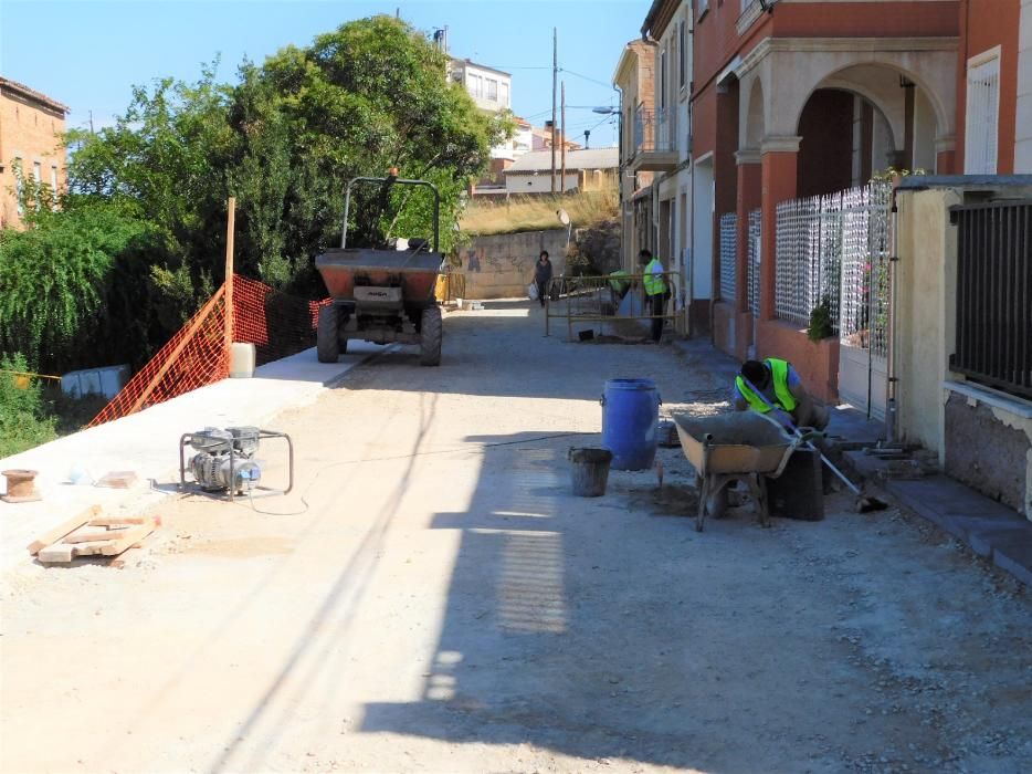 Obres al carrer del Forn i al carrer de la Pujada Roja