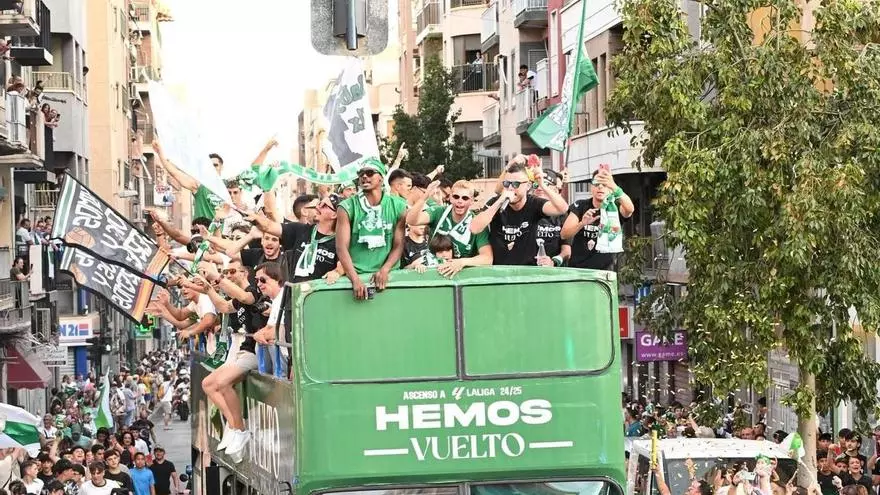 Unos 50.000 aficionados aclaman al Elche en su travesía triunfal por la ciudad
