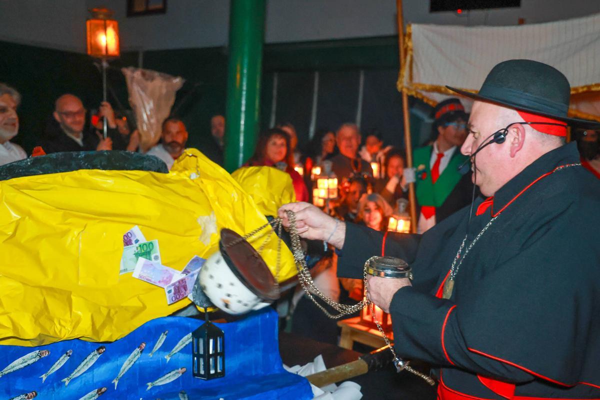 Un momento d ela bendición de la Sardiña en el entierro de Vilaxoán.
