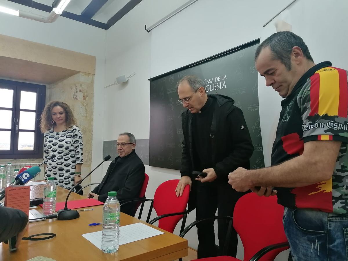 En primer plano, Daniel, un zamorano sin techo junto al obispo de Zamora, Fernando Valera, en el Seminario.