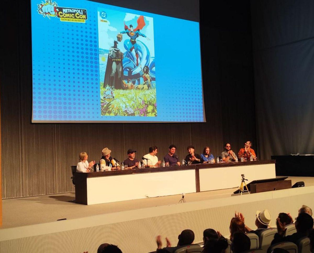 Arriba, la presentación de uno de los cómics con una portada de Batman, Superman y Wonder Woman en la escultura «Solidaridad» de Gijón y, sobre estas líneas, por la izquierda, Mario Martín y Óscar Fernández, en el pabellón de la Comic Con. | M. M. / JUAN PLAZA