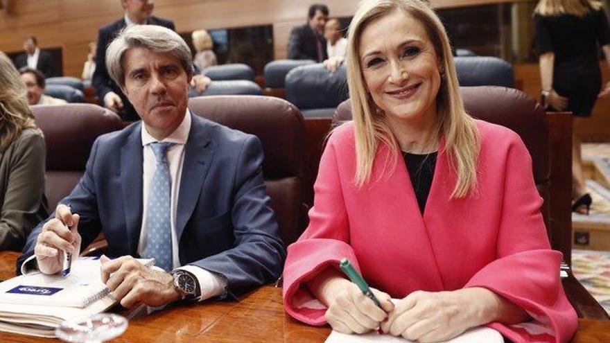 Cifuentes denuncia una operación económica y política para echarle de la política