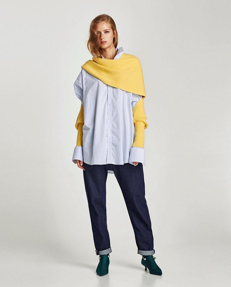 La bufamangas de Zara en amarillo y por encima de la camisa