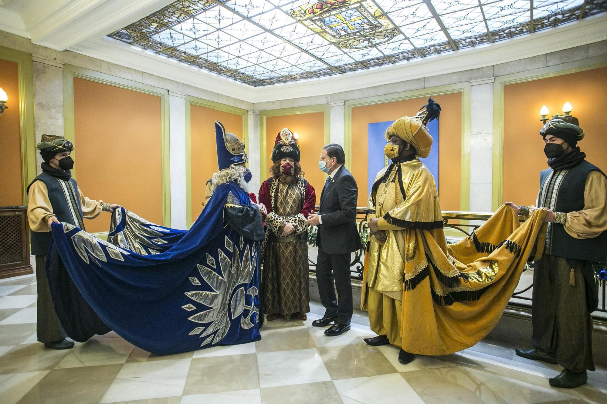 Los Reyes Magos visitan a los niños de Oviedo